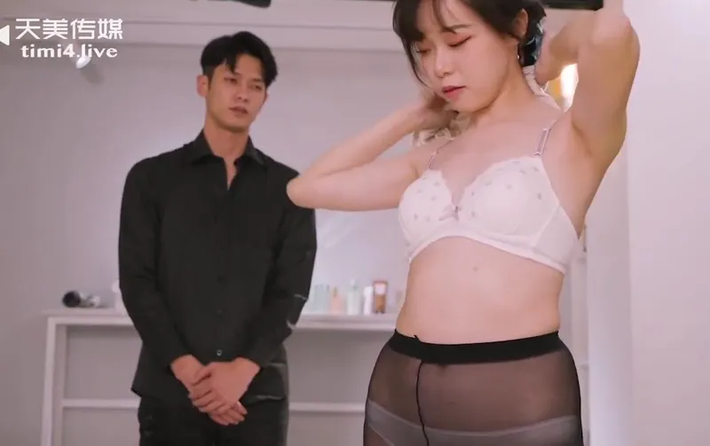 phim sex vlxx bi,bondage sex,sex truc tiep Dịch vụ mát-xa kích dục cho các cô bạn gái mới lớn mà bị “nứng”